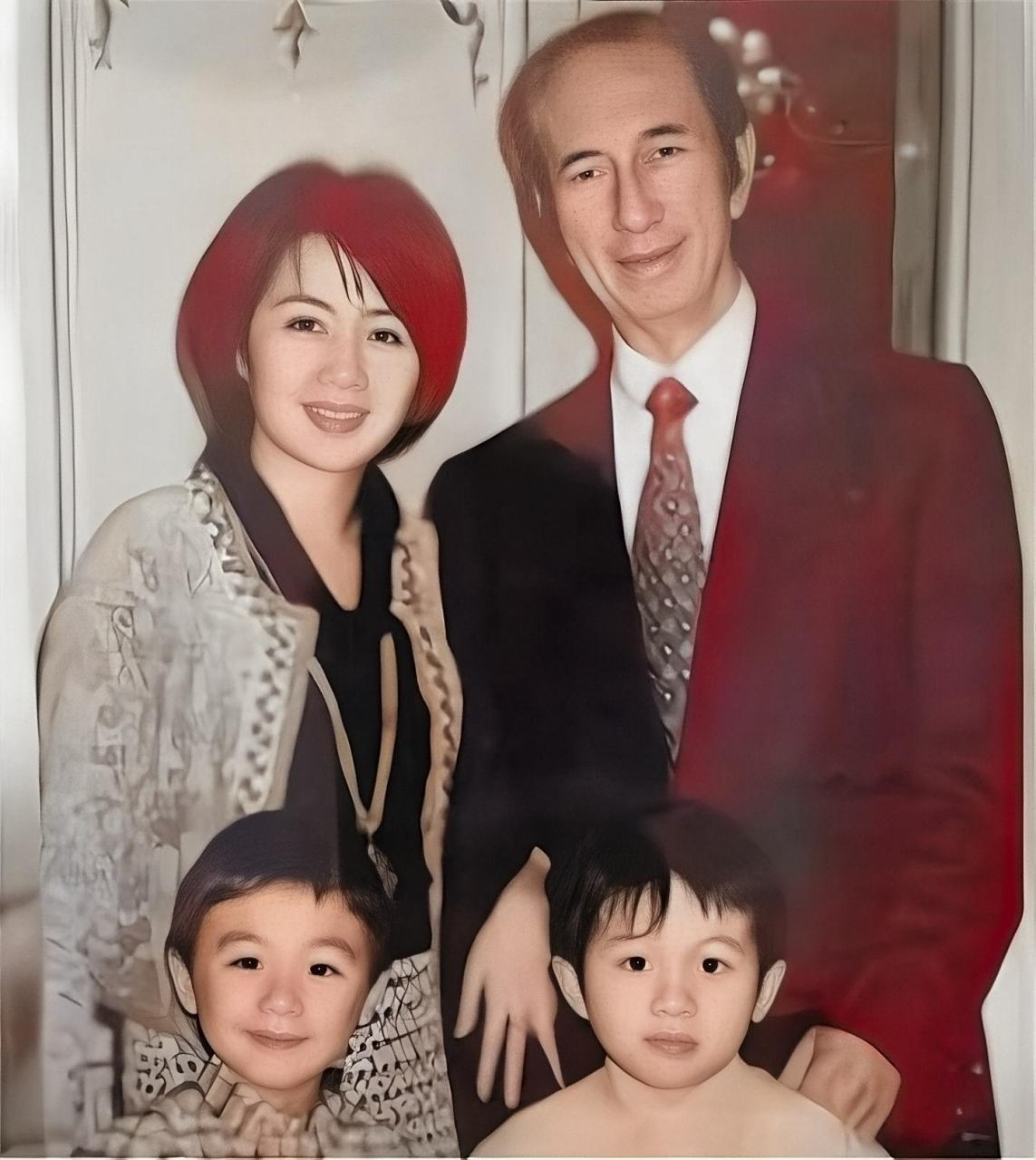 20世纪90年代,何鸿燊与他的四姨妈梁安琪和两个孩子拍了一张罕见的