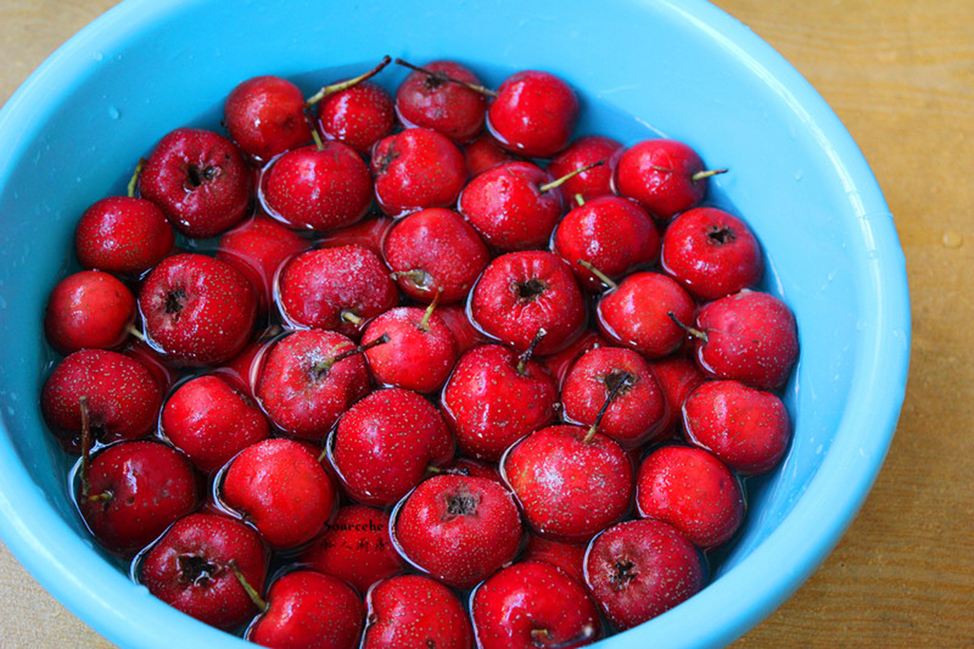 开胃山楂片 山楂酸甜可口,可以生津开胃, 吃山楂能很好的生津润燥.