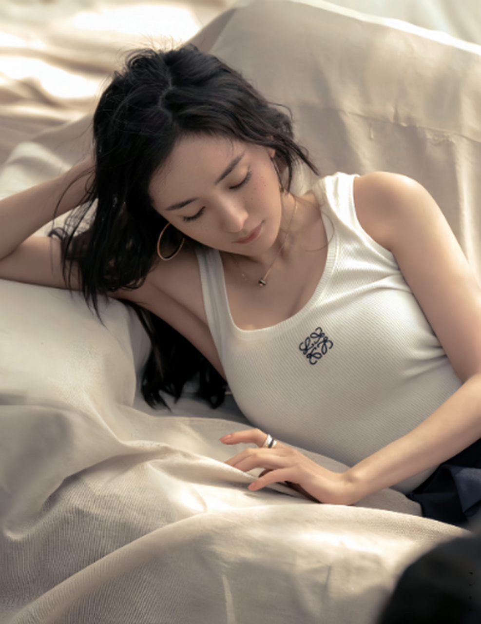 杨幂!白色背心穿在她身上慵懒且性感,真好看