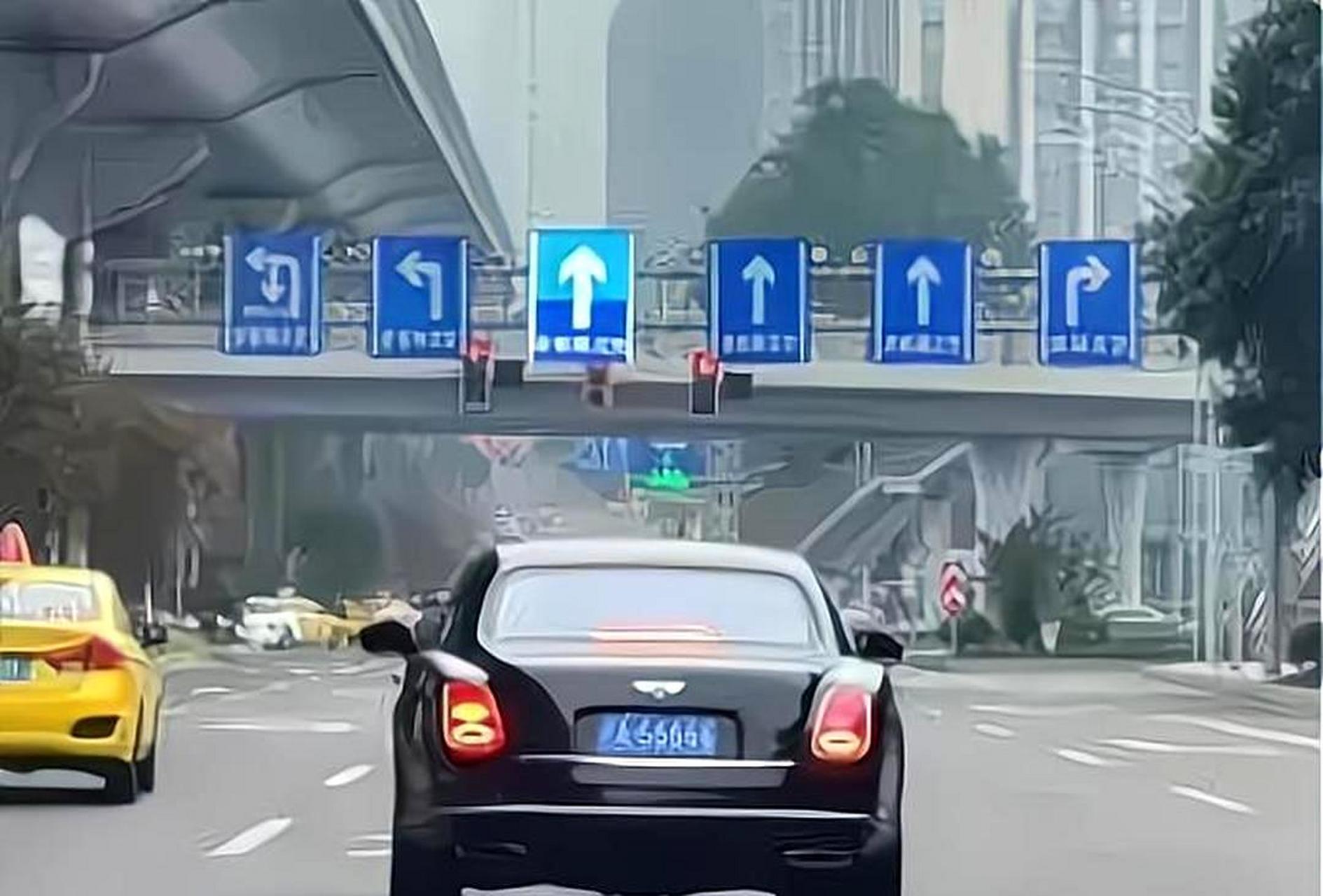 我不理解有钱人的生活,他们花费更多的钱来购买车牌而非车辆本身.