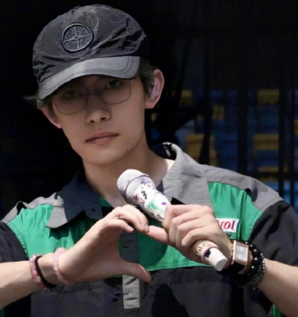 易烊千玺手上戴的粉水晶#  粉水晶真好看我也喜欢~帅哥想带什么色就