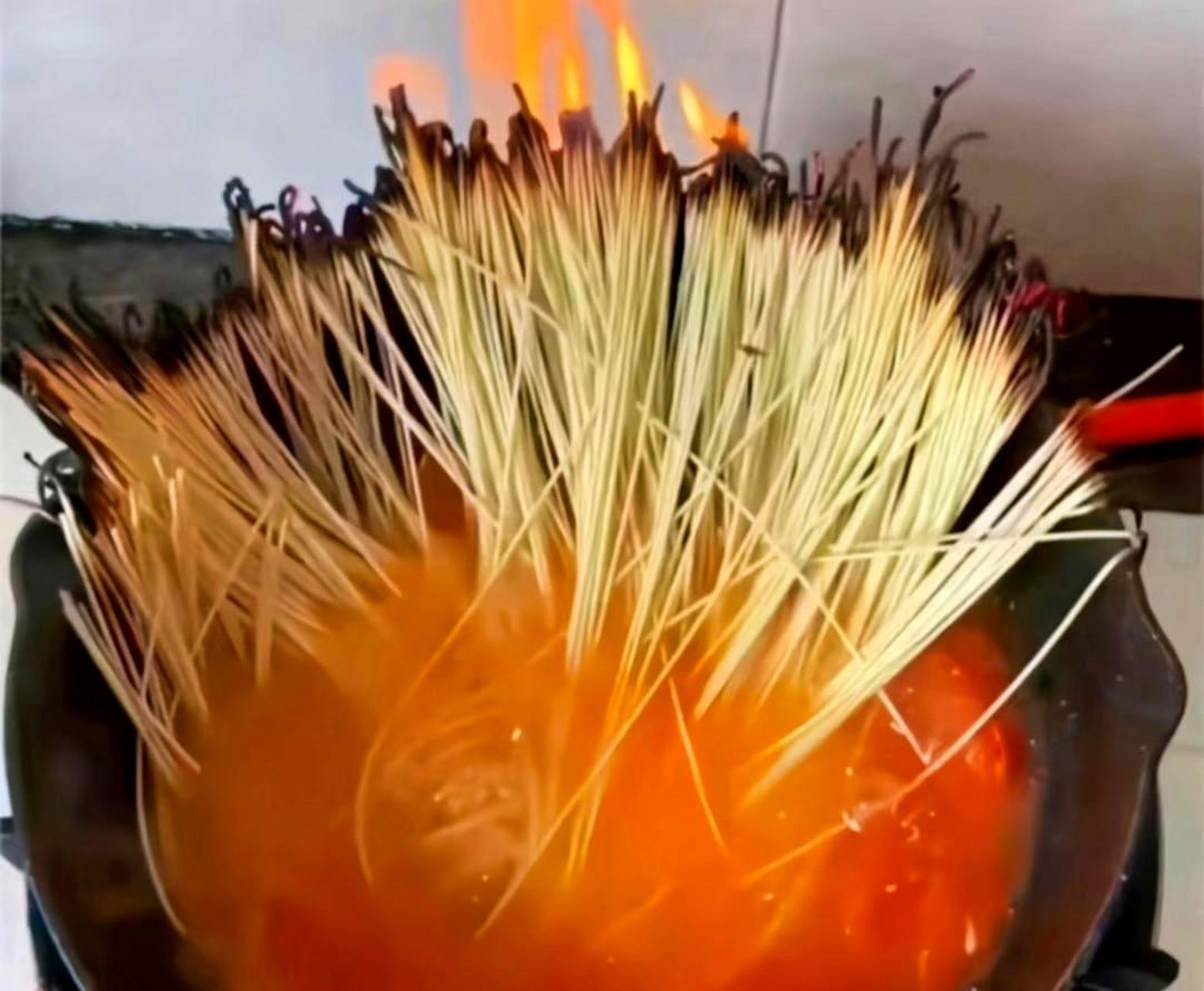 我太太煮的面不小心烤焦了.