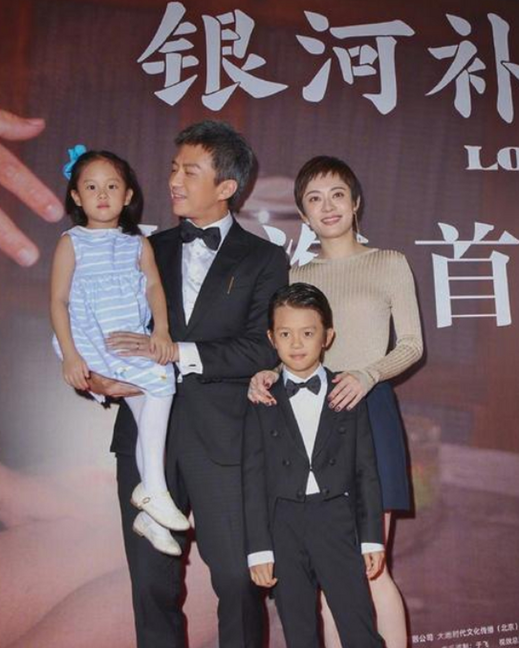 邓超一家四口合体走红毯,一双儿女,真的太幸福了!