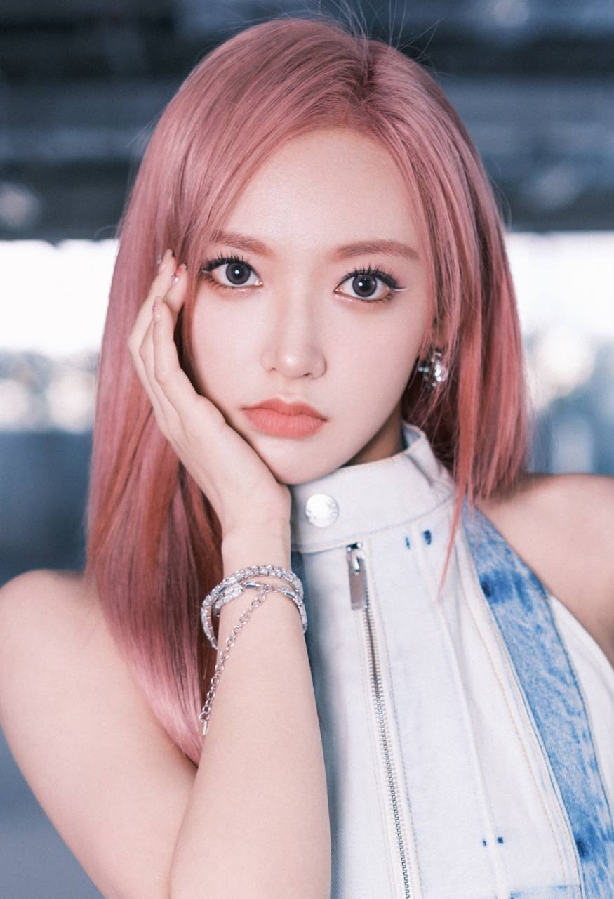 程潇一身嘻哈少女风,栗色长发,搭配牛仔背心,简单的廓形勾勒出她曼妙