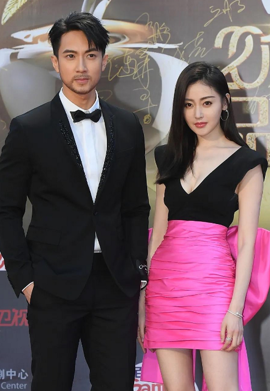 张天爱和吴尊一起出席活动,美女穿上高跟鞋挺高的.