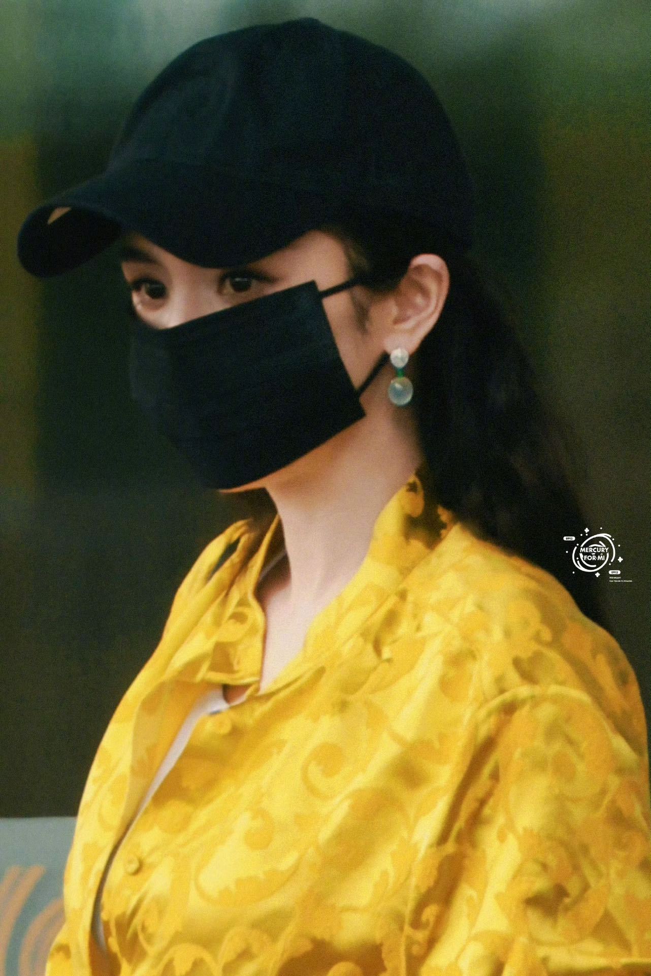 秋日生活创作季# 杨幂最新街拍来了,她戴一顶黑色的帽子,穿一件黄色