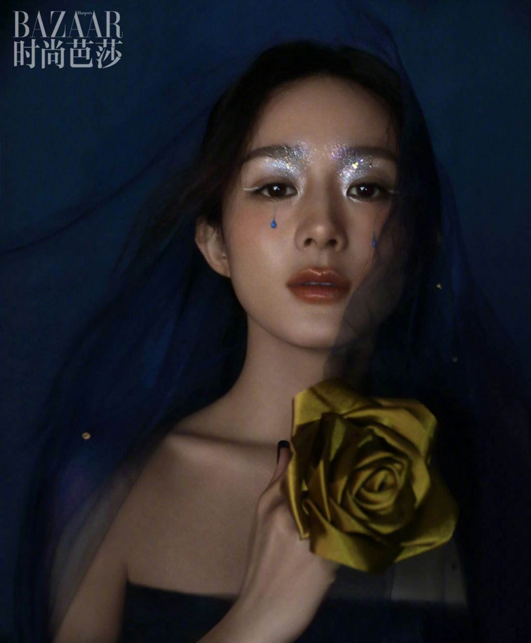 赵丽颖《时尚芭莎》十二月刊封面大片,化身流光溢彩的暗夜缪斯惊艳