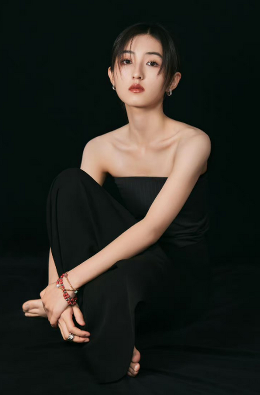 【一字肩变深v,张子枫再穿黑色礼服】 2023华表奖颁奖礼上,张子枫穿着