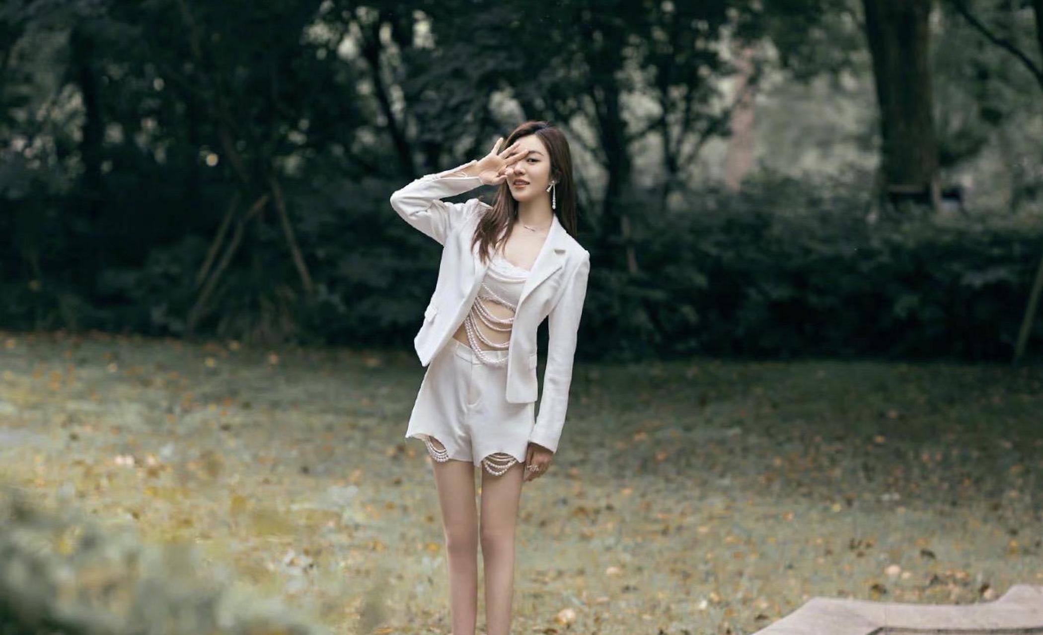 王晓晨夏日写真大片,白色西装配白色短裤内搭才是亮点,好性感