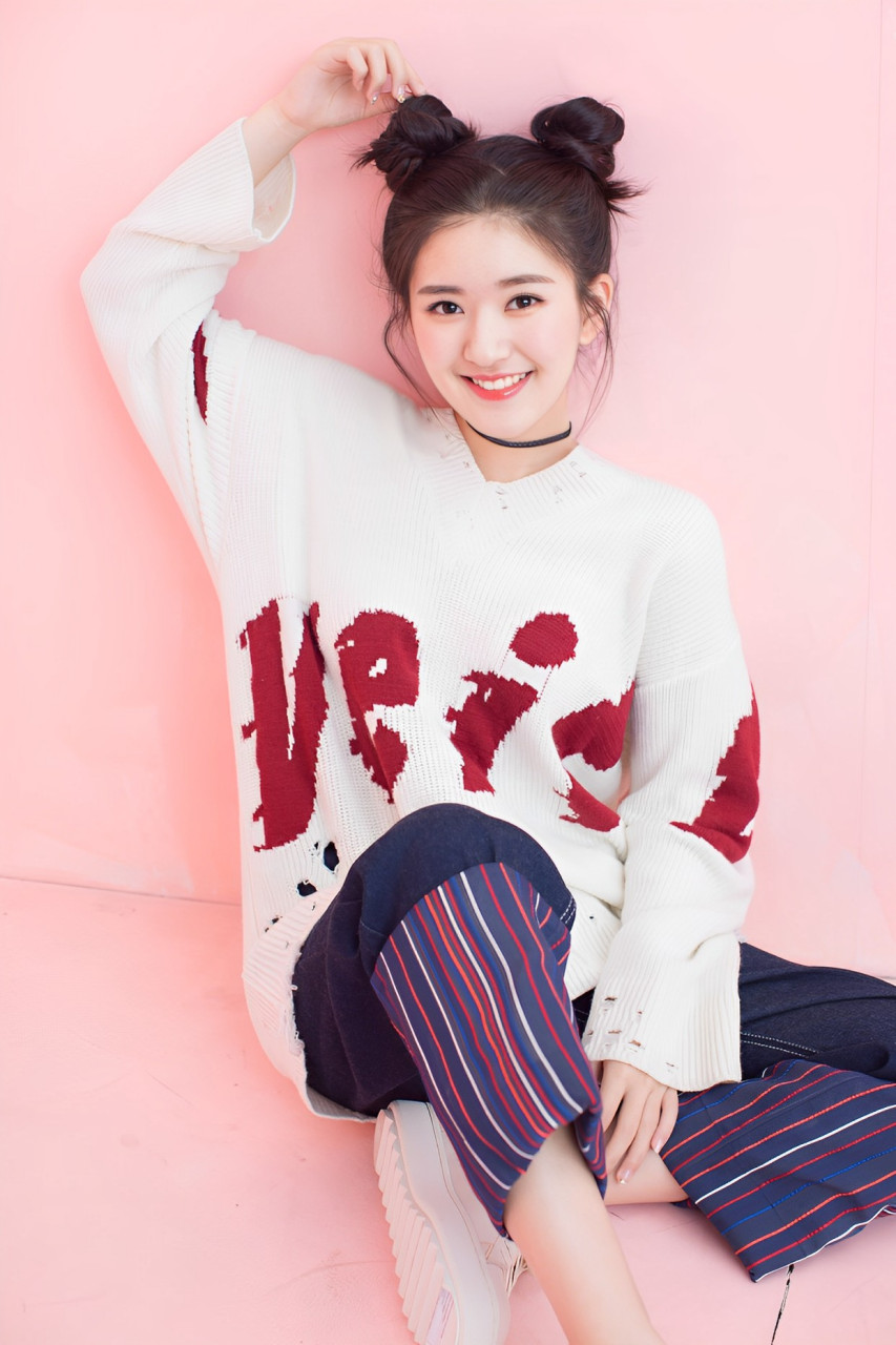 艺人加入拍摄团,代拍人员在山上放烟雾弹影视作品在