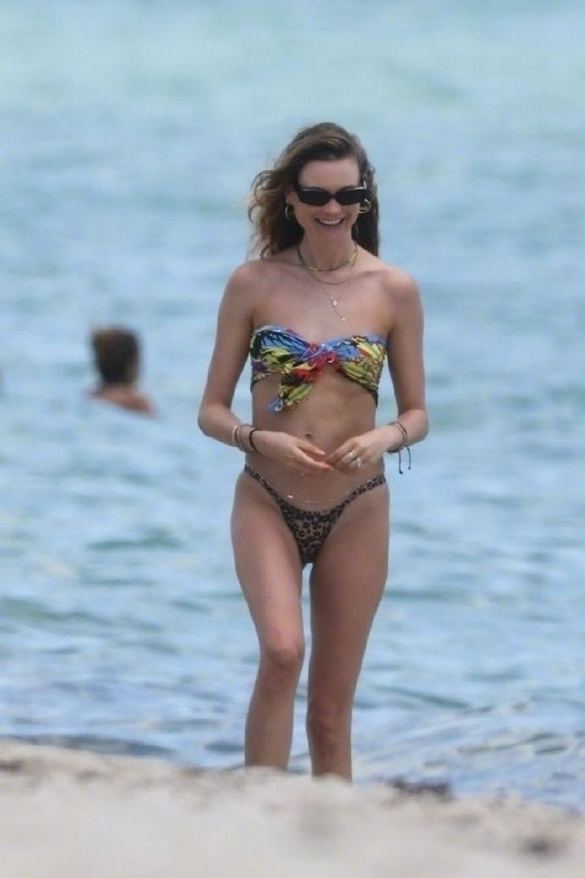 欧美街拍#,#女人魅力# 维密天使小南瓜身穿一套比基尼现身迈阿密禾膊