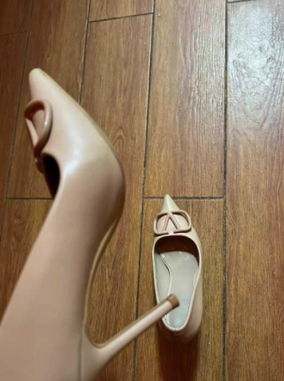 请问我高跟鞋里的透明胶水,怎么化了?