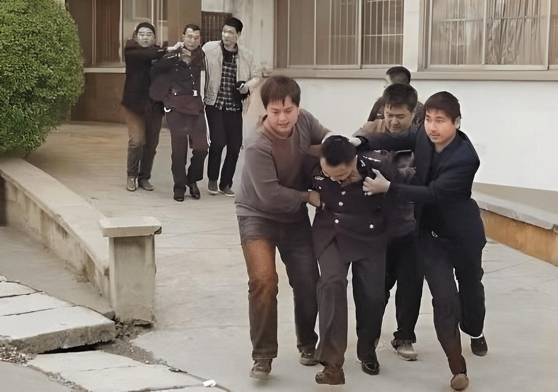 1993年,一张假军人郭荣喜的照片被逮捕!此时的他,身上还穿着一身军装.