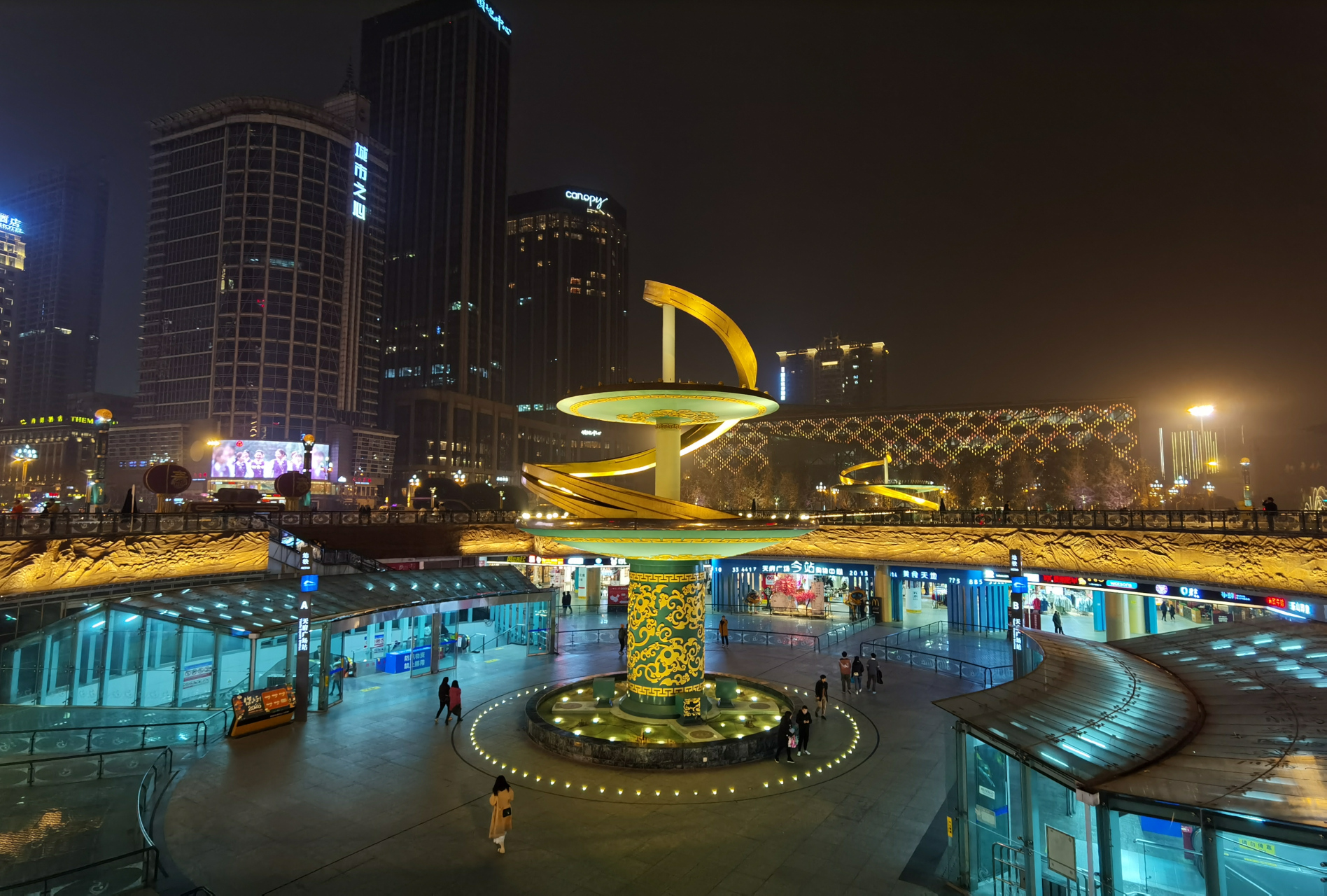 湘途四川# #嬉行记#  天府广场,可以说是大部分人来到四川的第一站