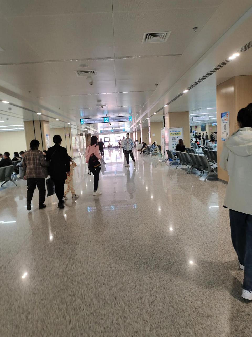 坐标:长春吉大二院这么大个医院,连个导诊都没有.