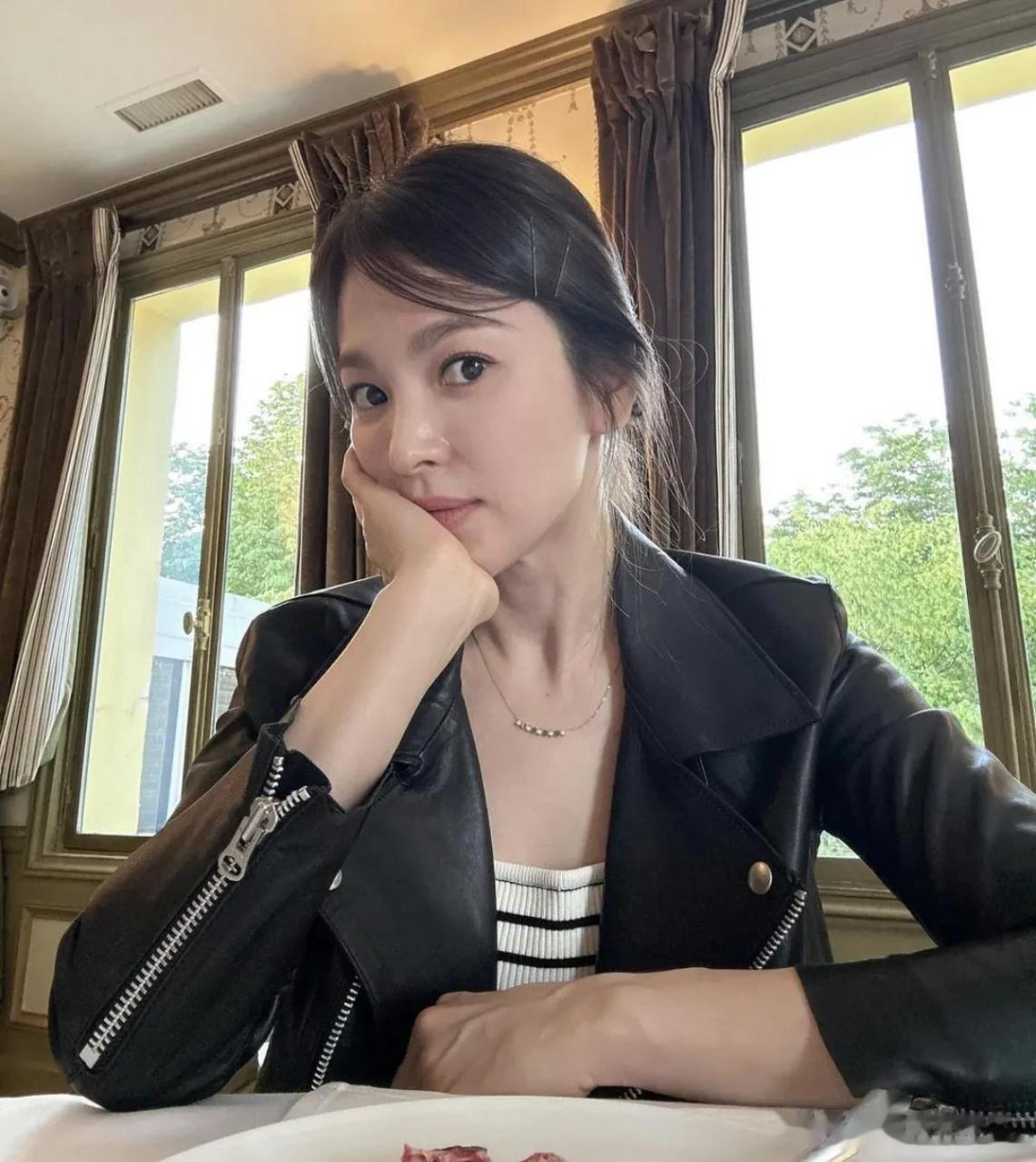 10日,演员宋慧乔在自己的instagram上上传了多张照片.