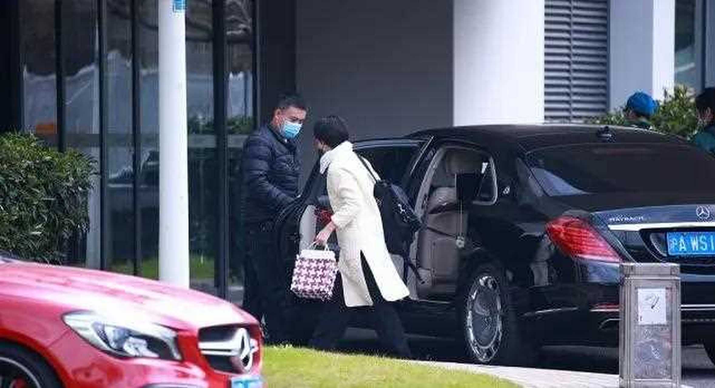 孙俪乘300万豪车走机场,专职司机接送太高调极简风的日系穿搭,没有