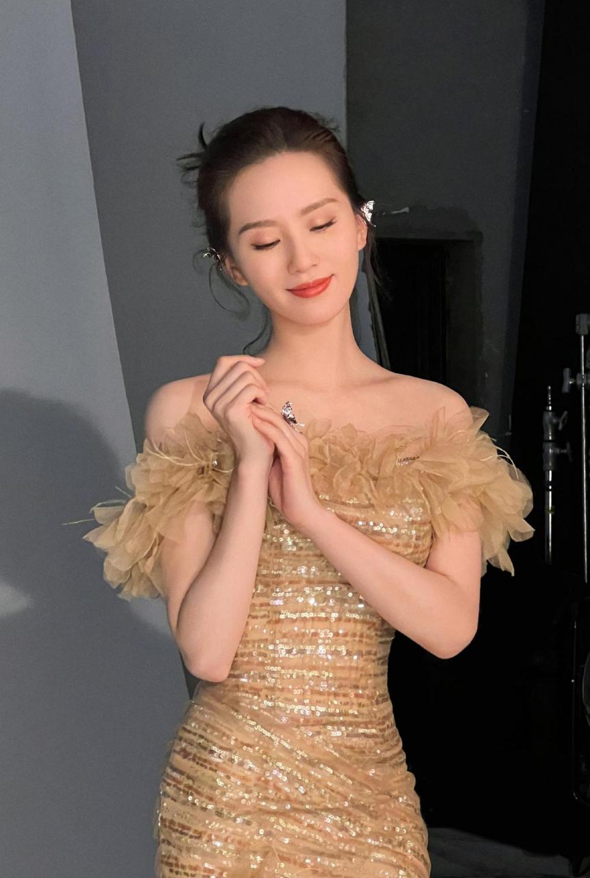刘诗诗穿一字肩裙,秀天鹅颈,气质迷人.