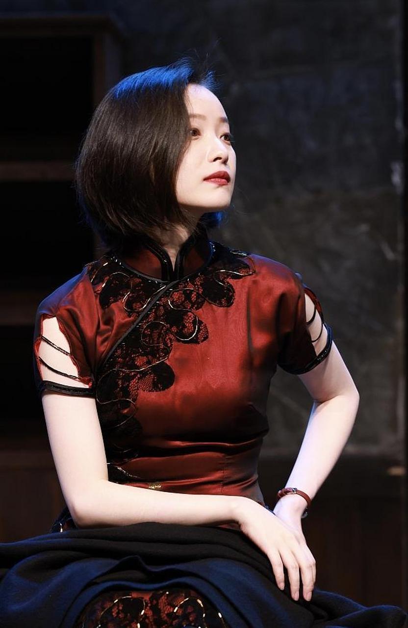 话剧《幺幺洞捌》上海首场开演,倪妮穿旗袍非常迷人
