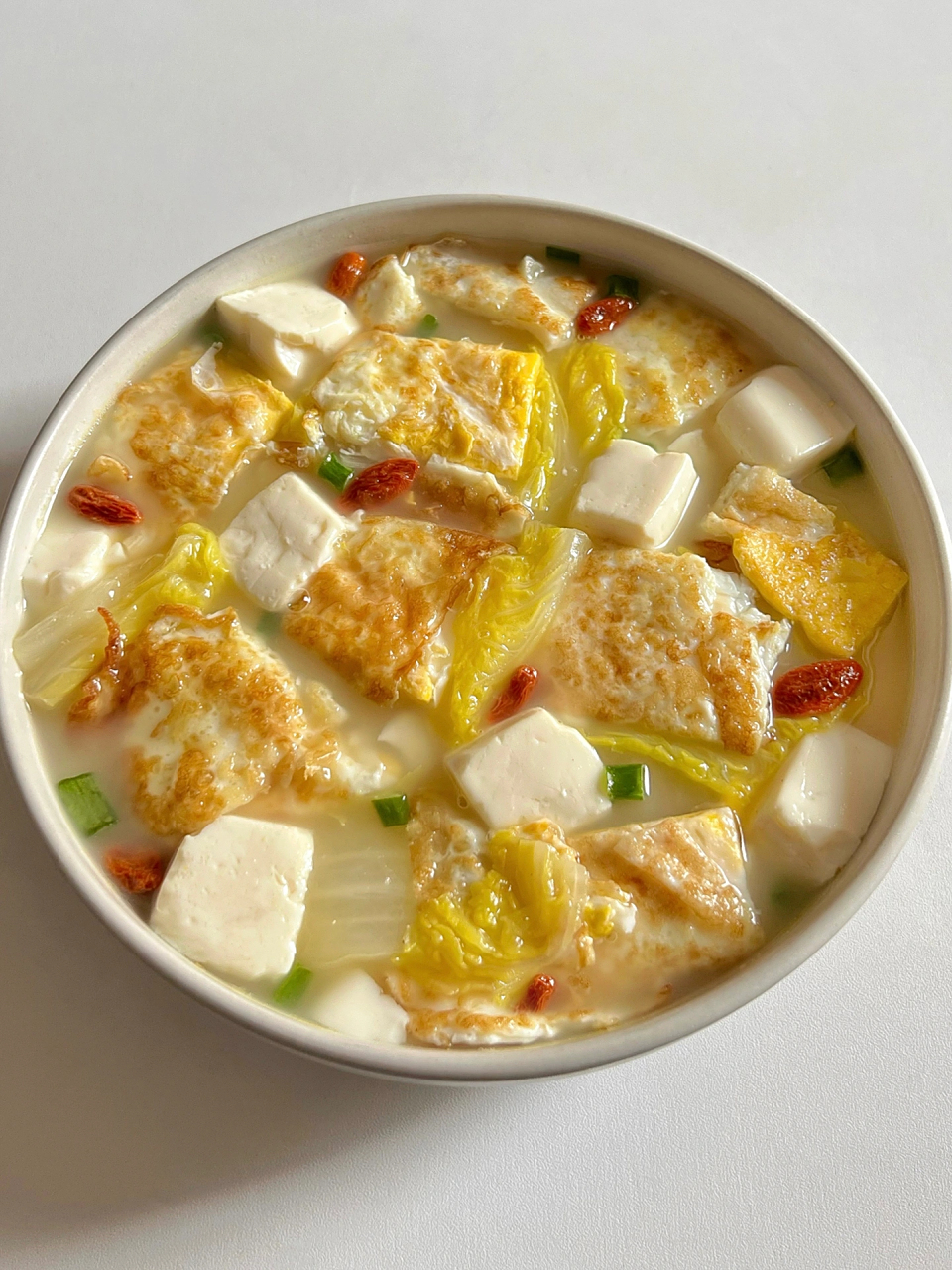 来试试这个清爽鲜甜的白菜豆腐煎蛋汤吧[偷笑] 大白菜甜甜的～～搭配