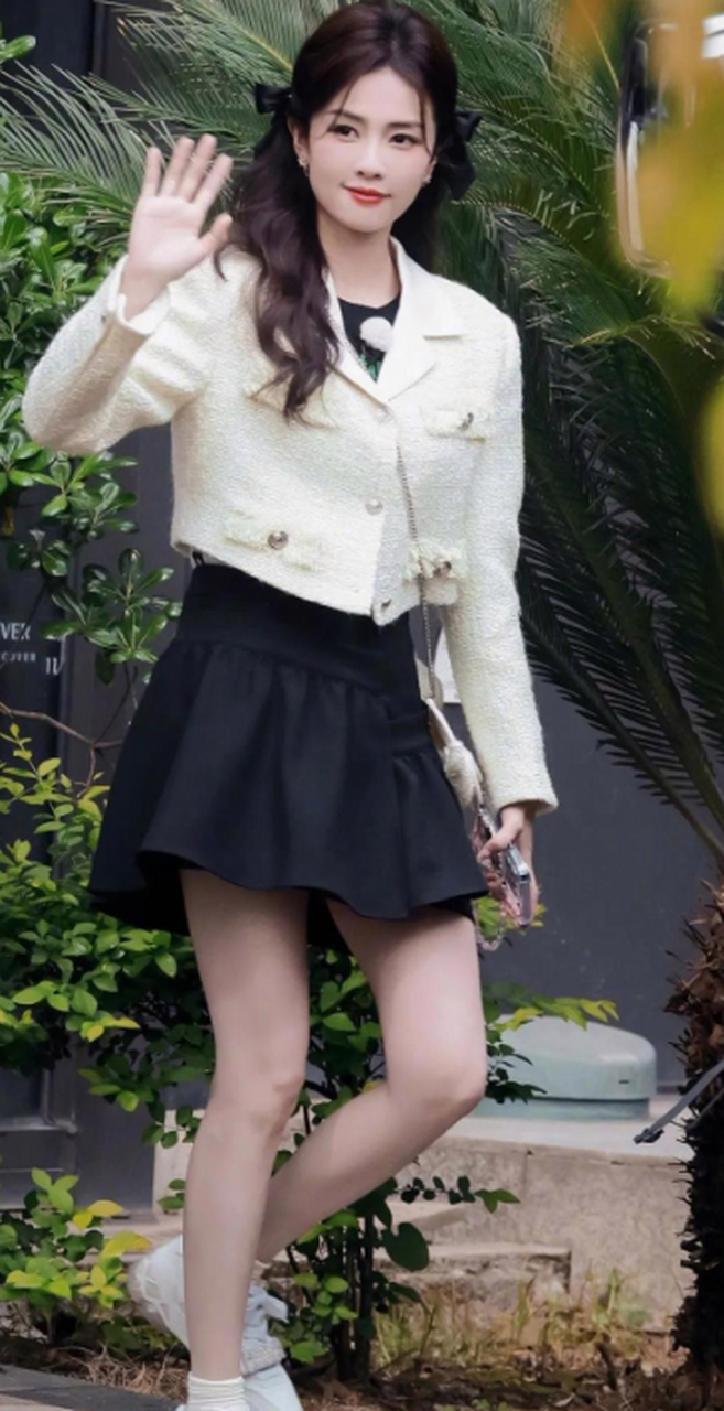 白鹿# 白鹿穿小香风外套搭配黑色短裙,秀美腿! #明星穿搭