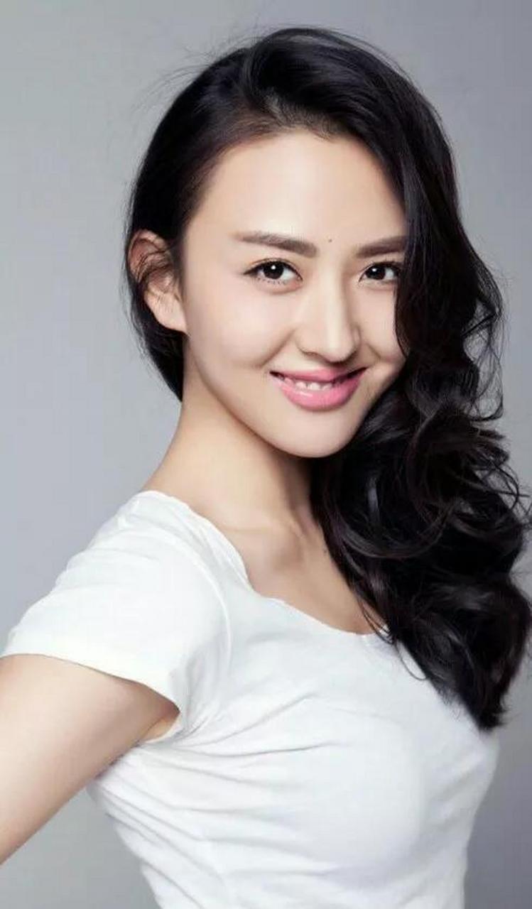 曾是杨幂助理徐飒:气质不凡美艳动人高清写真(后几张剧中照片)