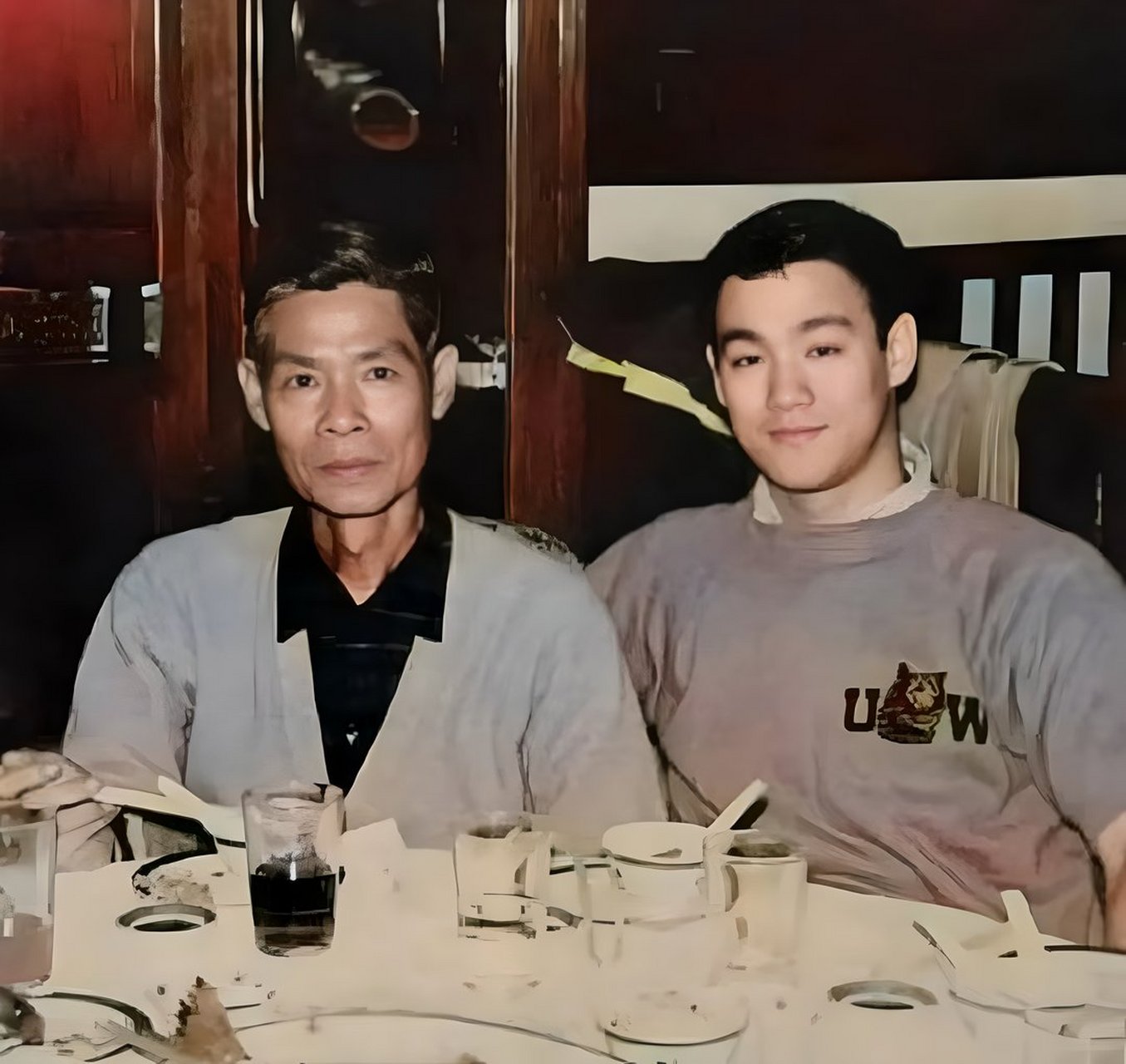 60年代,李小龙和父亲李海泉的一张珍贵合影,李父的个子不太高,颧弓外