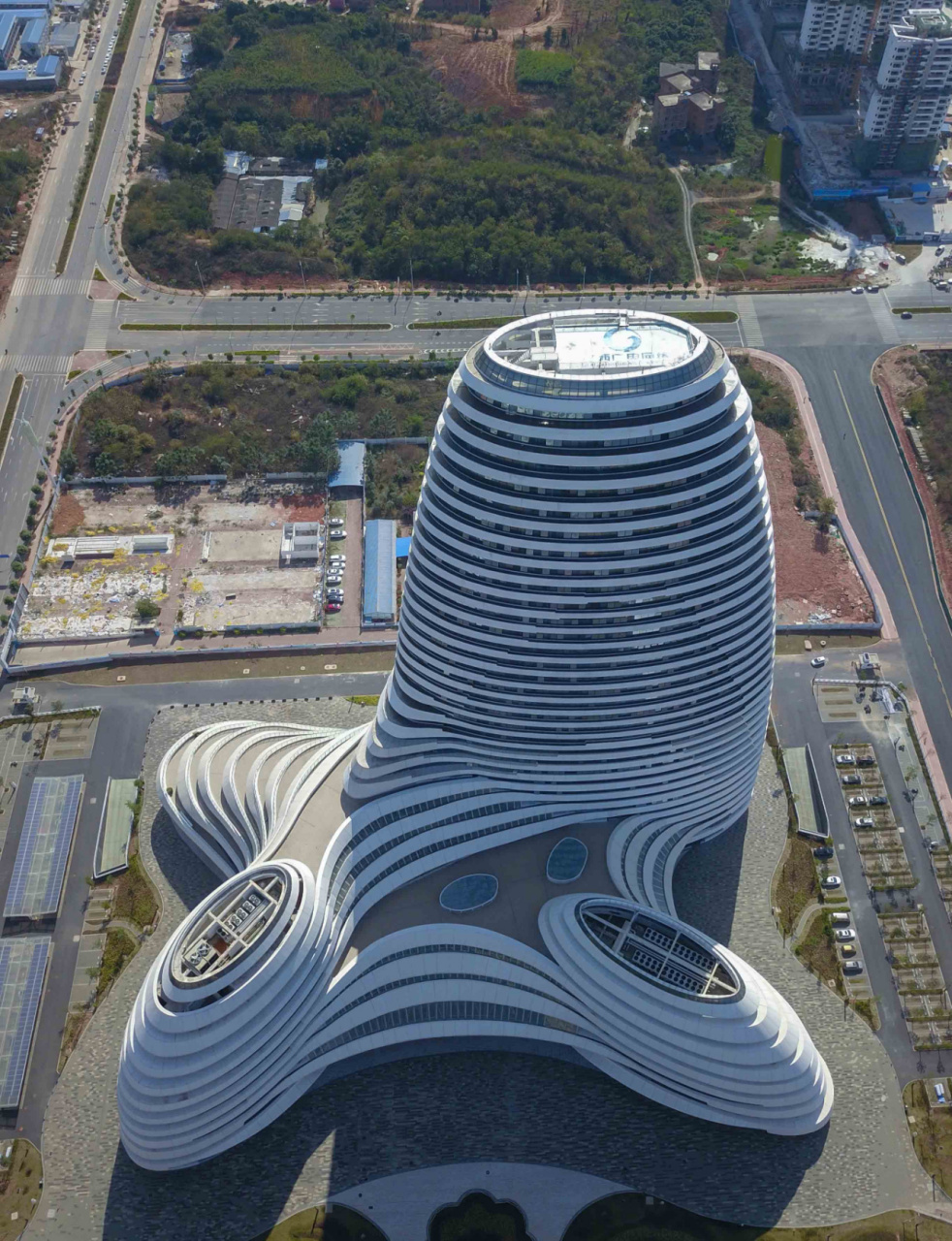 技巧大揭秘:顺时针旋转45°发现新视角  广西南宁的新媒体中心大楼是