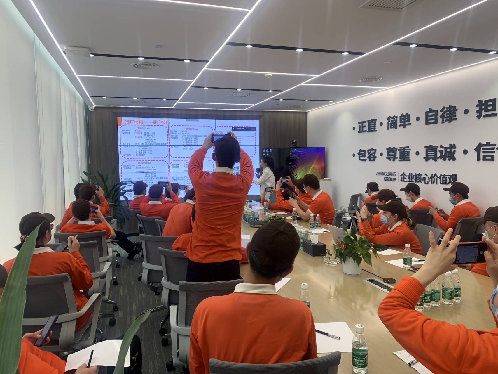 文章还分享了张亮麻辣烫的餐饮培训实践,包括培训内容和方式,以及实用