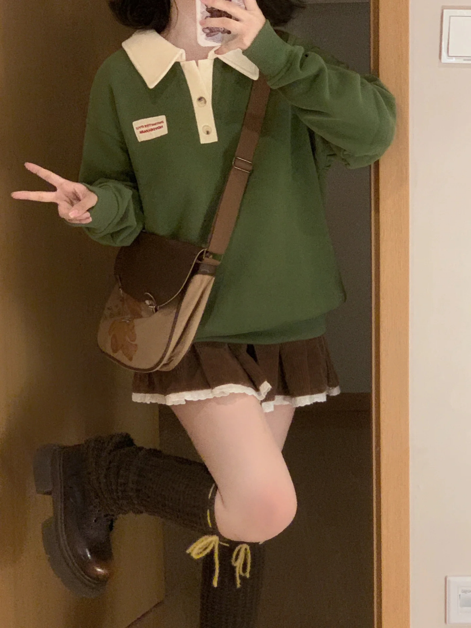 94绿棕真的好有秋日氛围感  绿色卫衣 棕色皮鞋 好复古呀