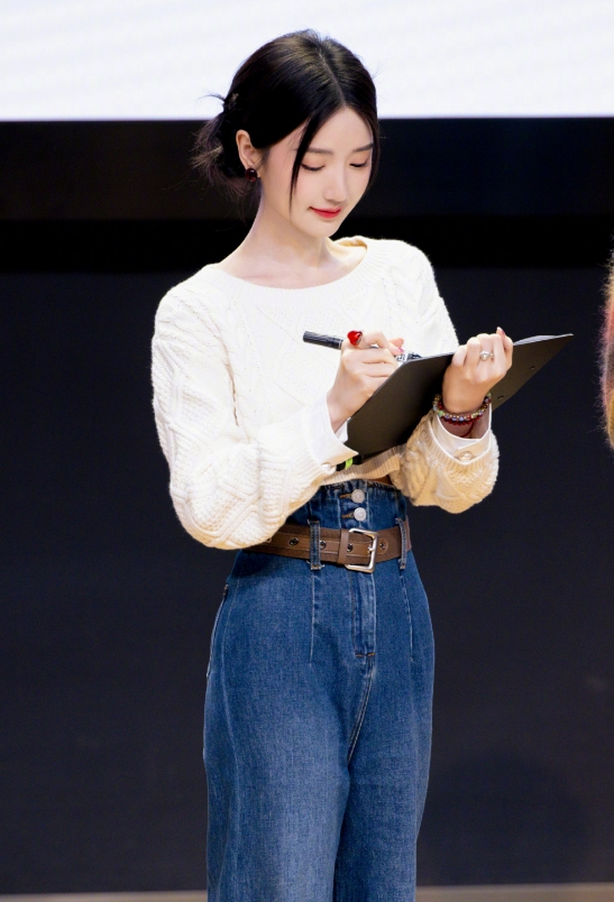 小巧玲珑,晶莹剔透的#毛晓彤# 貌美如花,五官精致,笑容甜美,身材纤瘦