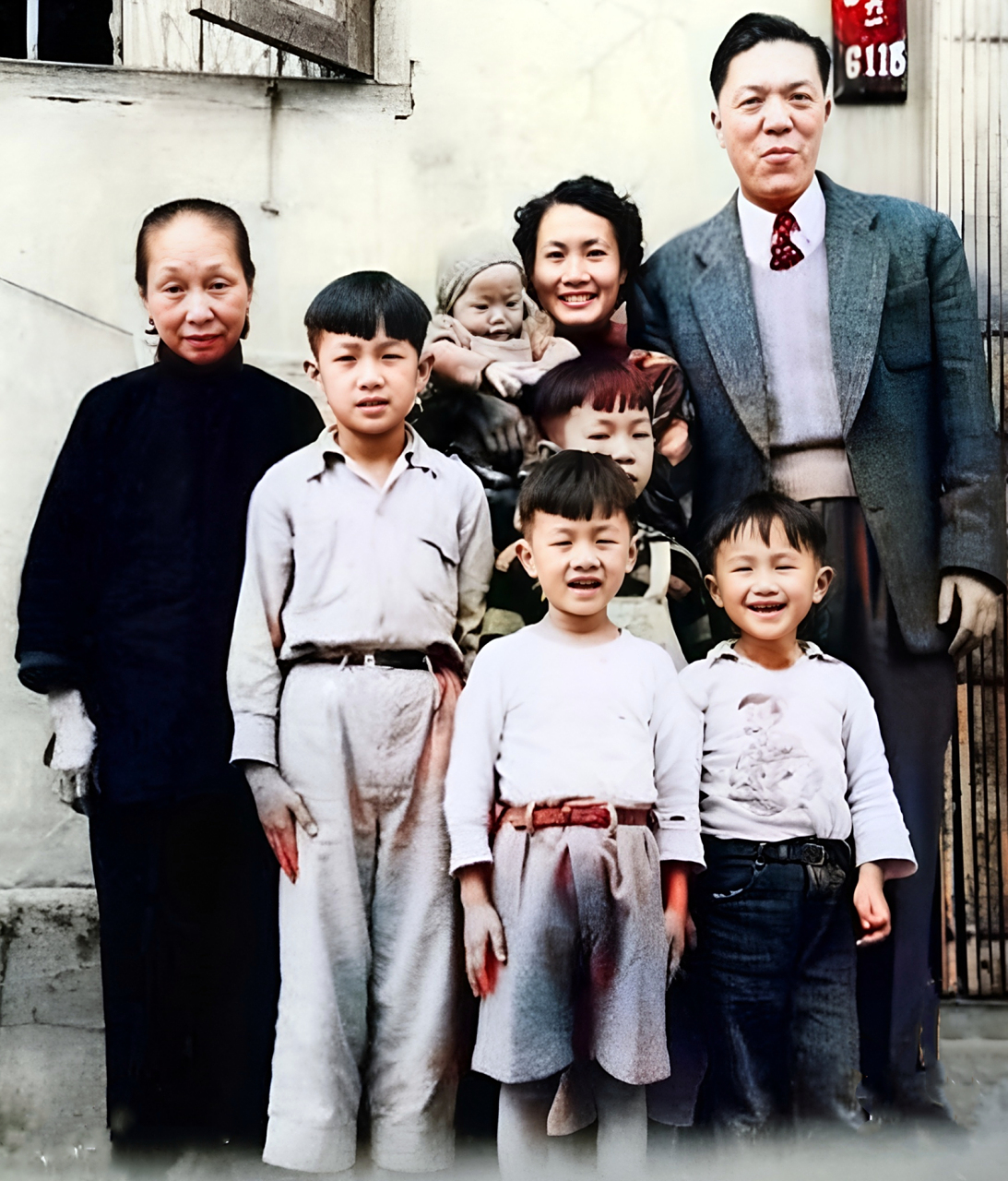香港许氏四兄弟与父母一起合影.