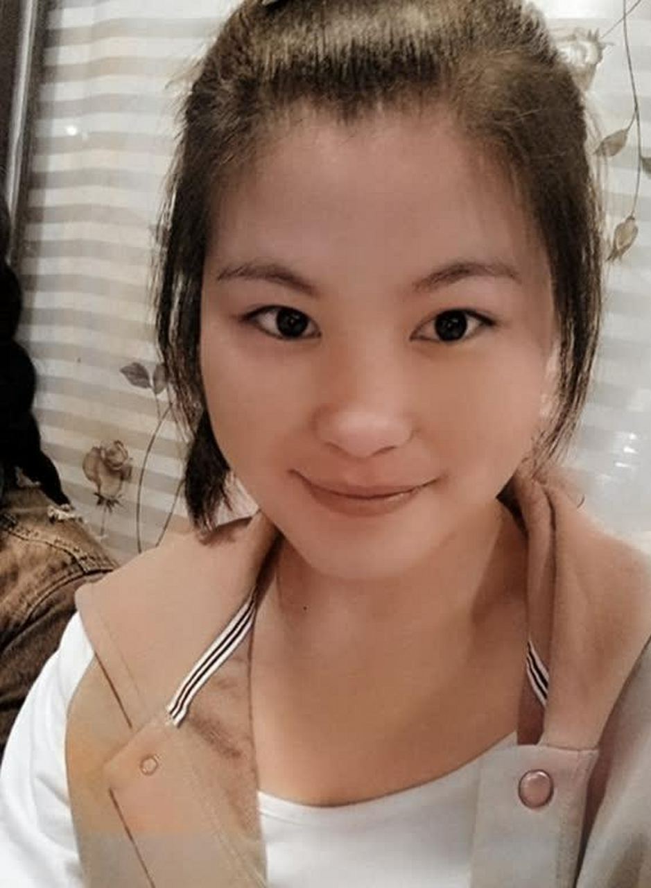 一张张宋丹的旧照片,她在2004年被捕,当时她18岁.