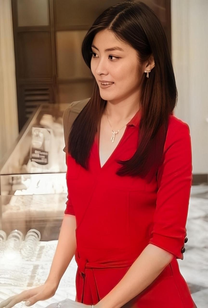 这位女士就是陈慧琳,她拥有香港三分之二的珠宝店,并向默默地山捐赠了