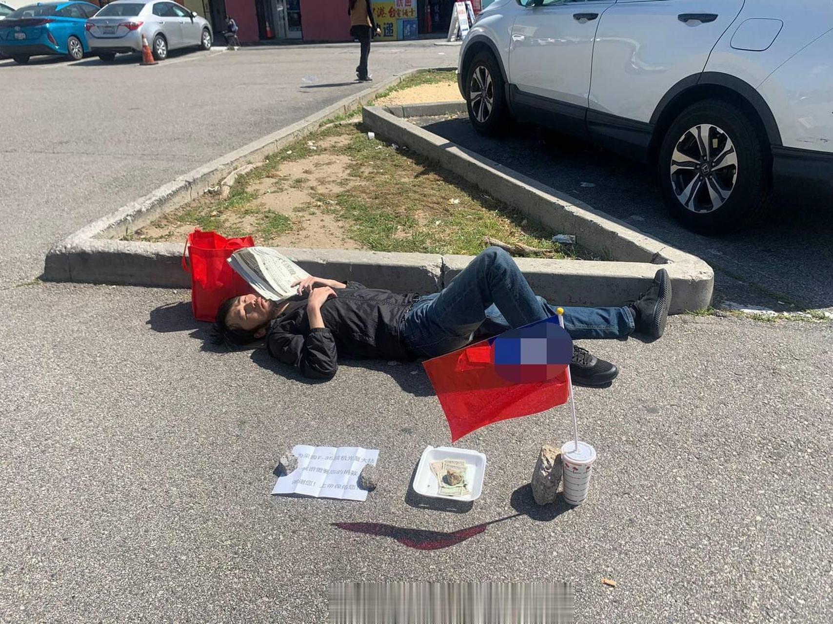 洛杉矶丁胖子广场要饭的乞丐!纸上写着"为采购f16战机光复大陆.