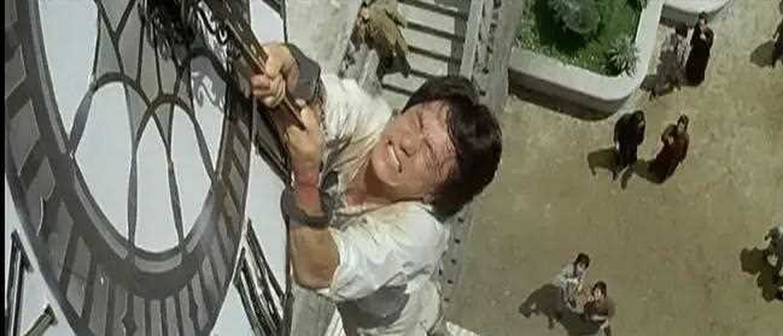 成龙经典《a计划》中的钟楼坠落镜头一共拍摄了3次,成龙跳了其中的1次