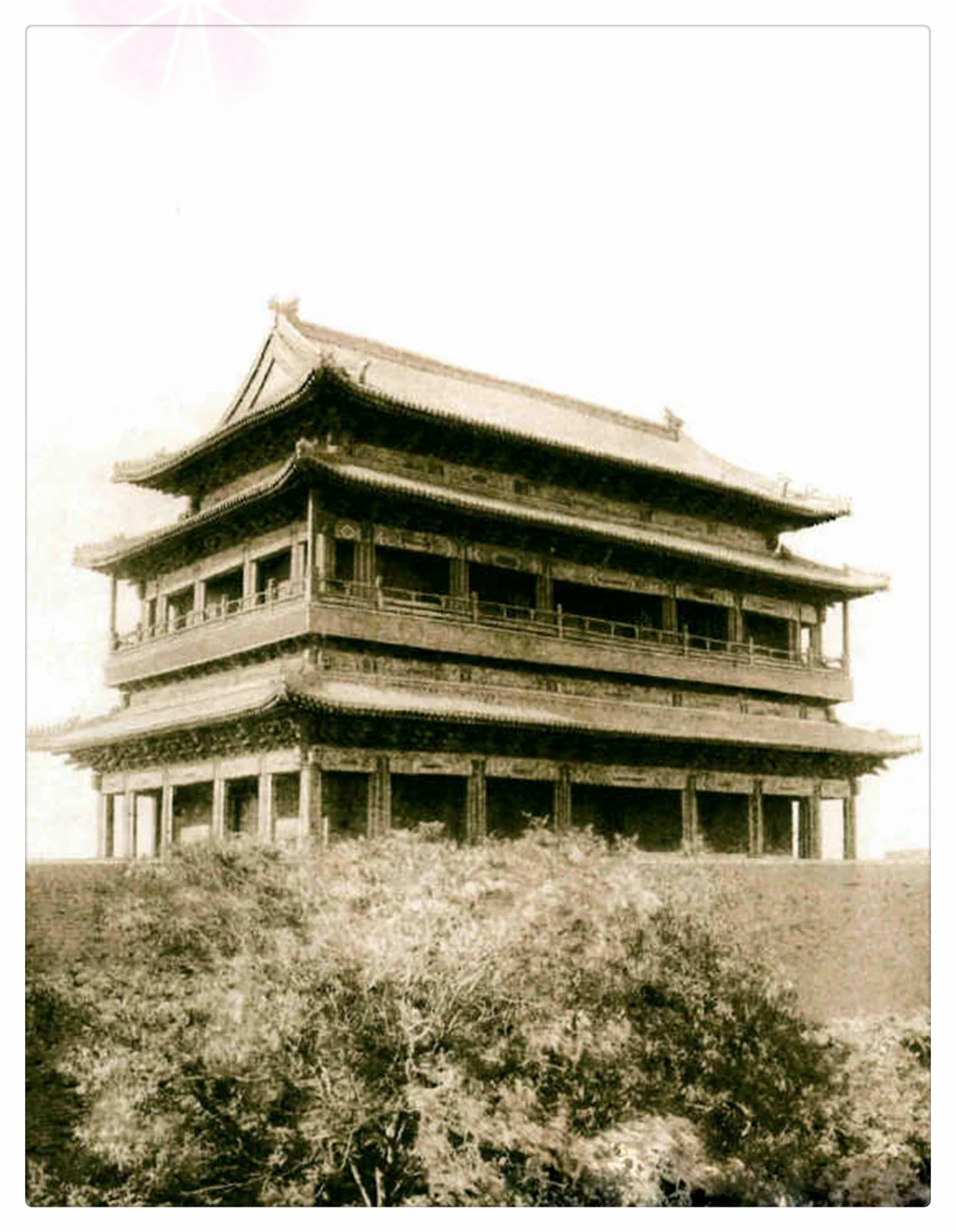 在北京的城墙上有着十六座矗立的城门