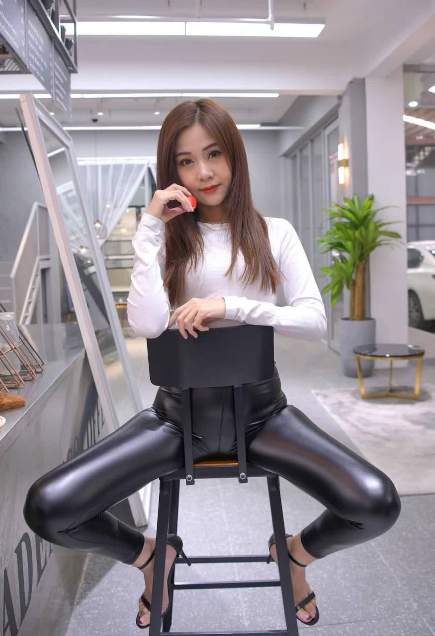 皮裤流行后,瑜伽裤也流行起来,两者基本相同.  #热装