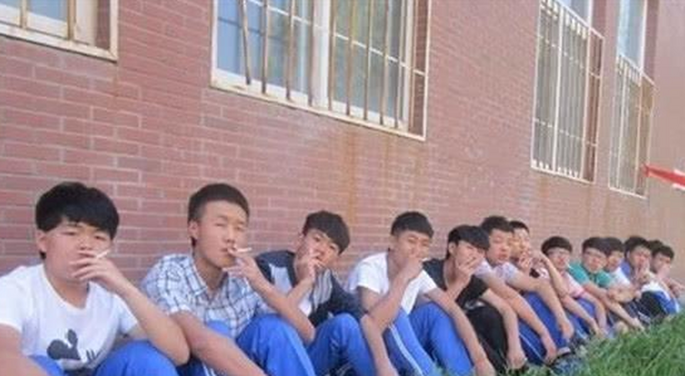 但是这个孩子 在学校抽烟被罚冤不冤不好说