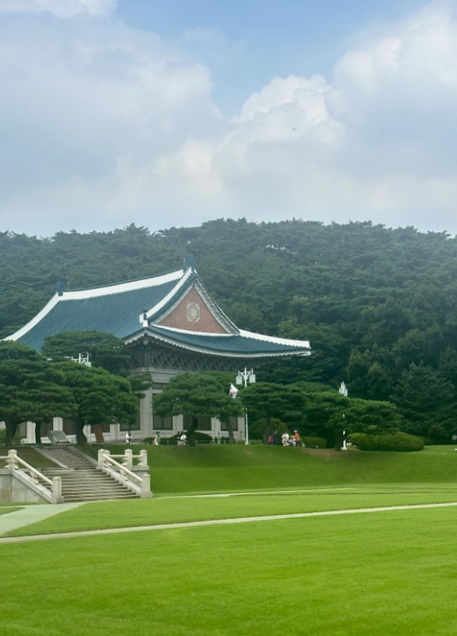 韩国总统府青瓦台,据说风水不太行,现在总统不去住了.