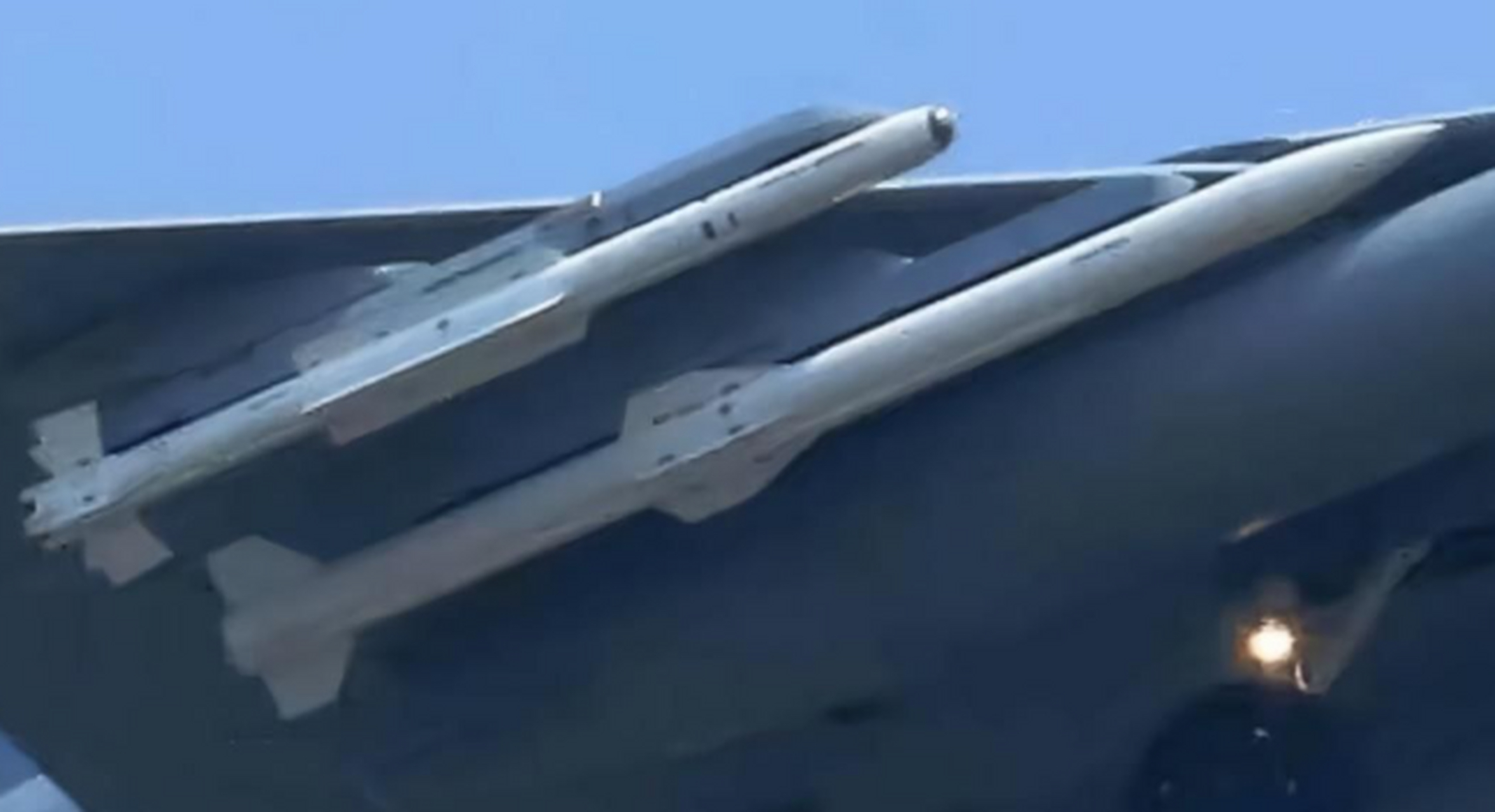 中国霹雳17远程空空导弹,改变空战规则,美军预警机胆寒的猎手!