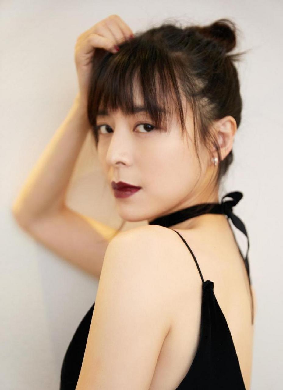 40多岁的张静初,弄着双马尾辫却毫无违和感,笑出酒窝脸蛋真甜