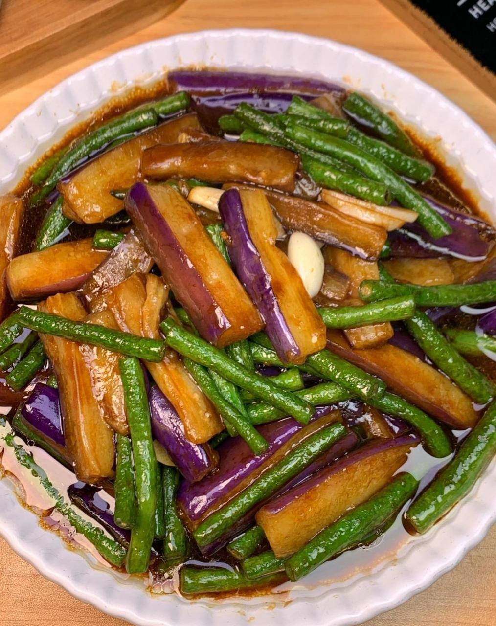 干煸茄子豆|||角 每次出去吃饭少不了的茄子干煸豆角,真的太下饭了,超