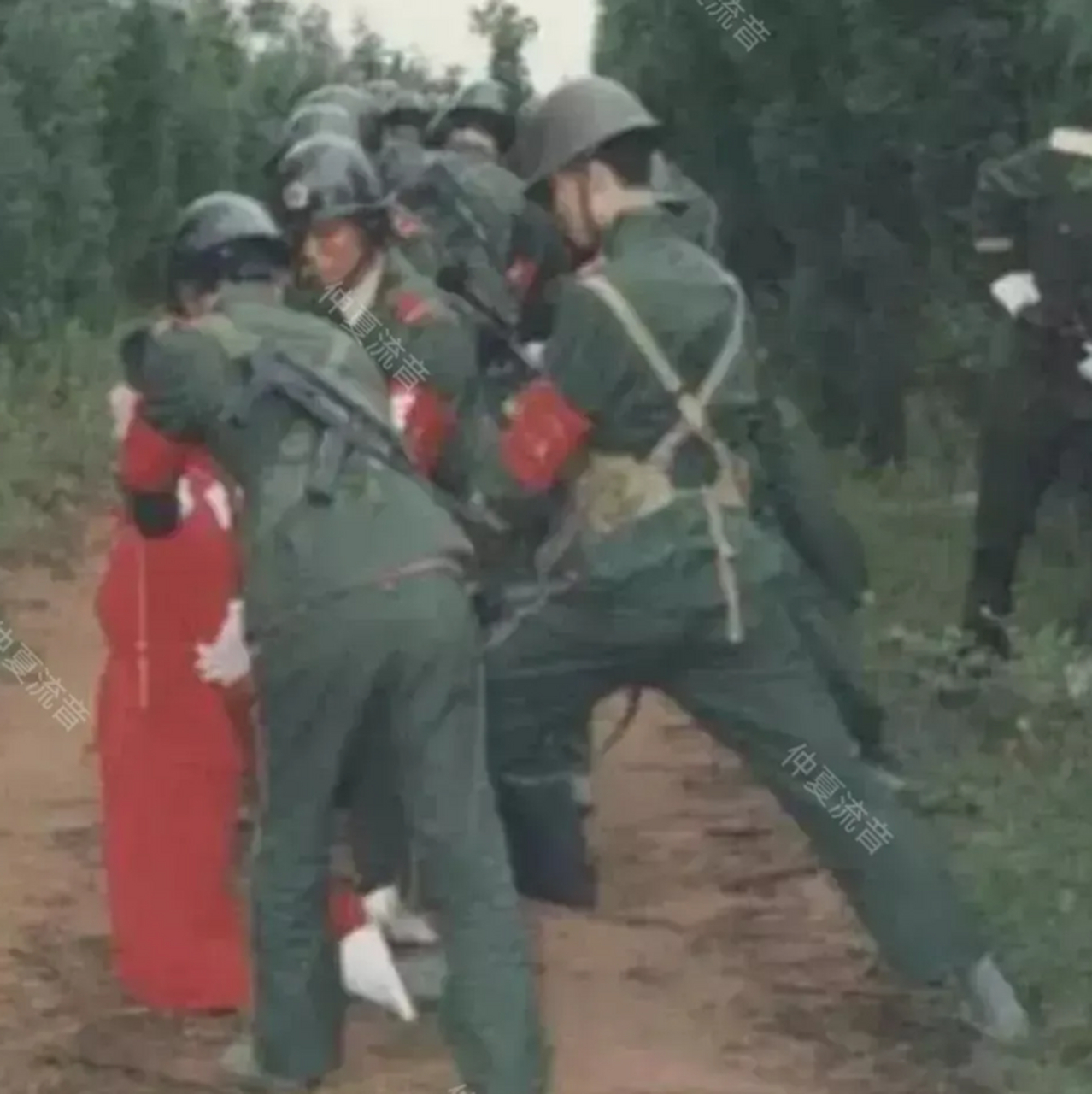 1994年,云南昆明,女毒贩胡春琼行刑的现场,照片中的她身穿红衣,看起来