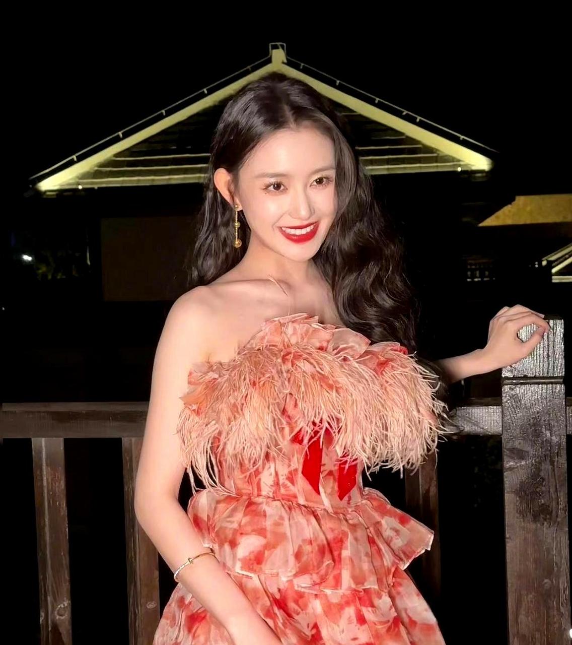蒋依依打扮得漂亮,活动照片中她的美丽和优越底子尽显无遗.