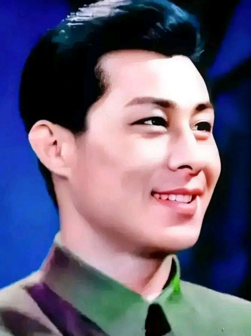 国民男神王新刚,中国著名的表演艺术家,他身上散发着无可比拟的英气