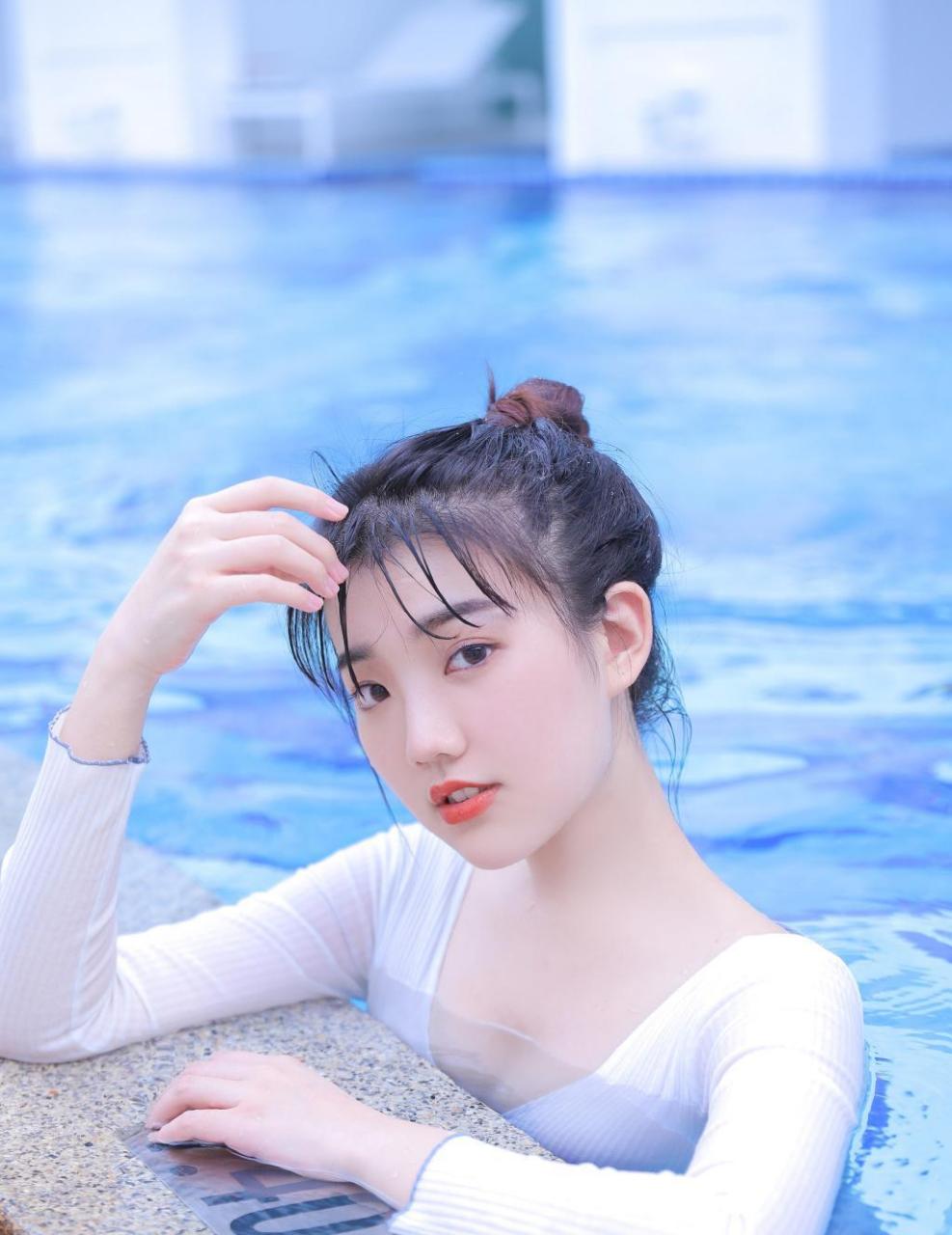 日系清新摄影人像,青春靓丽女孩泳池旁唯美写真.