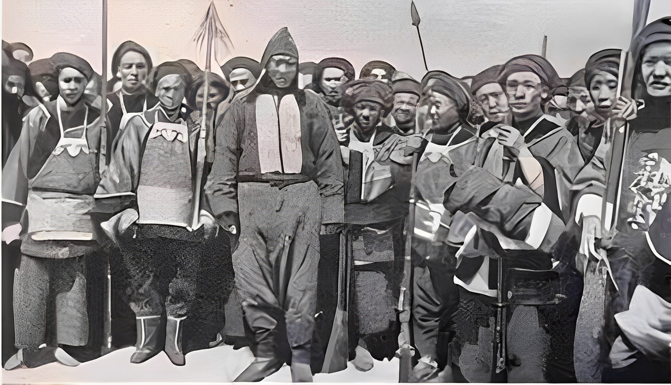 晚清义和团会员照片.他拿着一个大 刀,盾,旗,"钦命义   和团粮台盗.