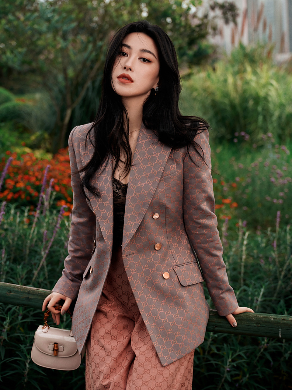 朱珠亮相gucci成都活动,气质一贯出众,颜值高果真搭配什么都好看,温柔