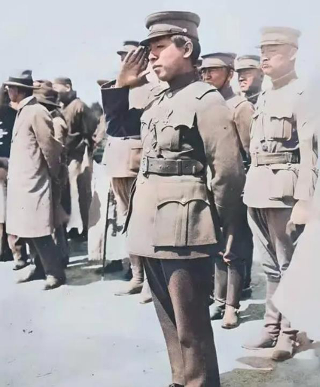 张学良年轻时的一张照片,背着手敬军礼,不知道是什么意思.